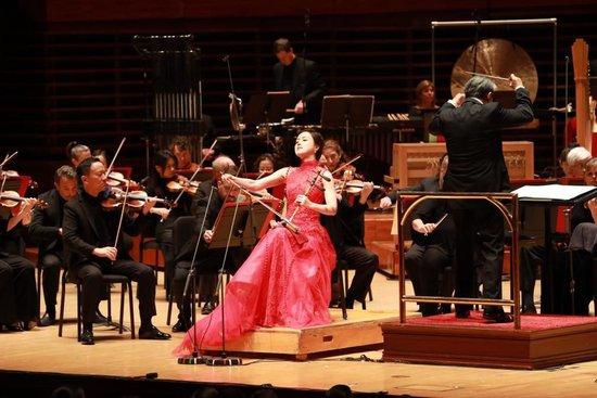  1月12日，在美国费城，中国演奏家陆轶文（中）在2024年费城交响乐团新春音乐会上演出。