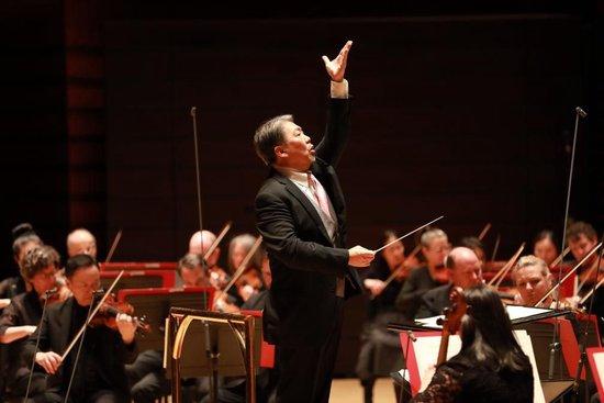 1月12日，在美国费城，中国指挥家余隆（中）在2024年费城交响乐团新春音乐会上指挥。