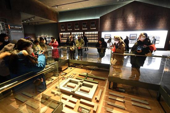 2024年1月15日，哈尔滨，游客参观侵华日军第七三一部队罪证陈列馆的展馆。