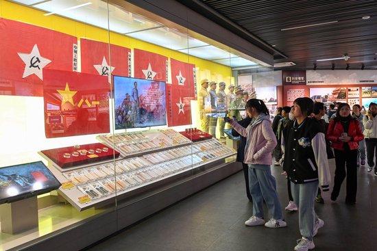 2023年11月15日，游客游览参观南昌八一起义纪念馆，感受体验红色文化的教育。