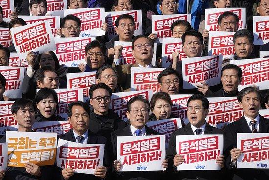 当地时间2024年12月4日，韩国首尔，韩国共同民主党党首李在明及支持者聚集在国会大厦前要求尹锡悦下台。视觉中国 图