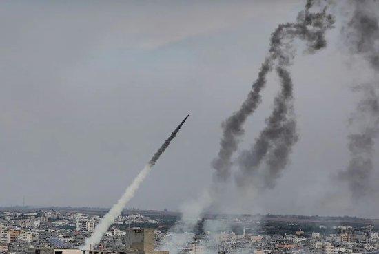 当地时间2023年10月7日，加沙城，巴勒斯坦发射火箭弹回应以色列对加沙城的空袭 / 图源：视觉中国