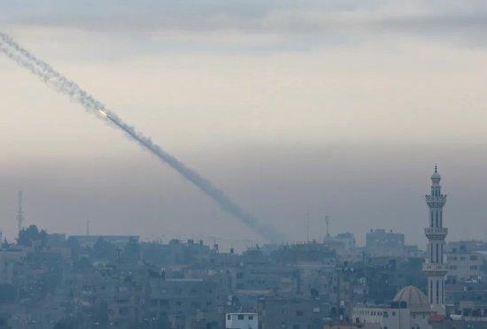 图为10月7日在加沙地带拍摄的向以色列发射的火箭弹 / 图源：新华社
