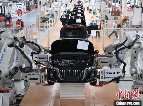 在吉林长春的中国一汽红旗制造中心繁荣厂区，全自动机械手臂在装配轮胎。智能化、自动化、无人化成为生产生活发展的趋势。张瑶 摄
