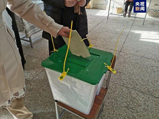 △2月8日，巴基斯坦首都伊斯兰堡站F8区投票站，选民在投票大厅进行投票。