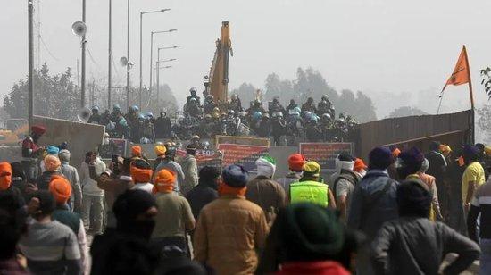 ▲当地时间2024年2月21日，印度旁遮普邦和哈里亚纳邦边境地区，印度农民恢复“挺进新德里”的抗议活动。图/IC photo