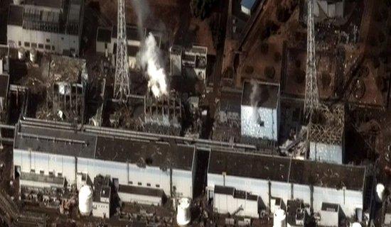  · 2011年3月16日，蒸汽滚滚的福岛第一核电站。菅直人说：“别幻想撤退！”