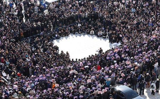 当地时间2024年12月4日，韩国首尔，韩国多个在野党议员及市民团体成员于韩国国会前集会，要求韩国总统尹锡悦辞职。视觉中国 图