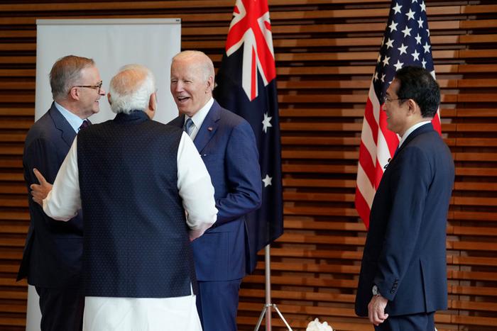 2022年5月24日，在日本东京，澳大利亚总理阿尔巴尼斯、印度总理莫迪、美国总统拜登和日本首相岸田文雄（从左到右）在美日印澳“四边机制”峰会的欢迎仪式上交流。新华社记者 张笑宇 摄