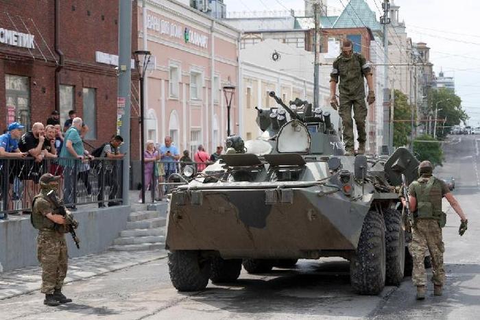 这是6月24日在俄罗斯顿河畔罗斯托夫拍摄的瓦格纳组织武装人员及装甲车辆。新华社/塔斯社