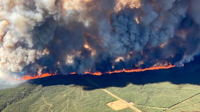5月27日，加拿大不列颠哥伦比亚省东北部地区野火蔓延。新华社发（不列颠哥伦比亚省野火管理局供图）