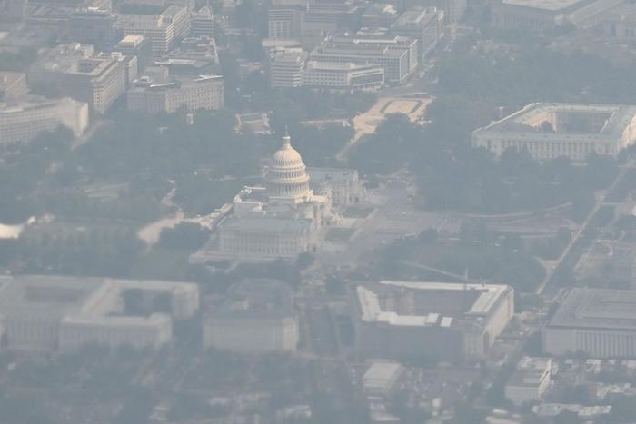 6月28日，美国华盛顿特区，在朦胧的天空下，从空军一号鸟瞰美国国会大厦。