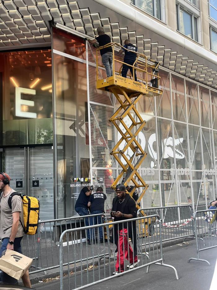 7月4日，巴黎市中心，有店铺正在装防护网。受访者供图