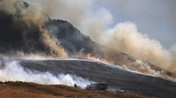 当地时间2023年6月30日，美国加州，大火在佩塔卢马西部向山上蔓延。由于气候变化和厄尔尼诺现象，几个月来当地出现了异常炎热的天气。图/视觉中国
