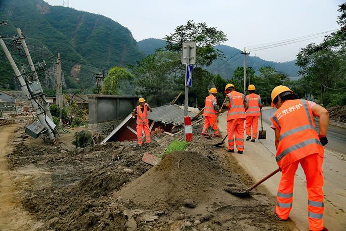 2023年8月8日，北京，北京路政工人在抢修清理王平路。视觉中国 图