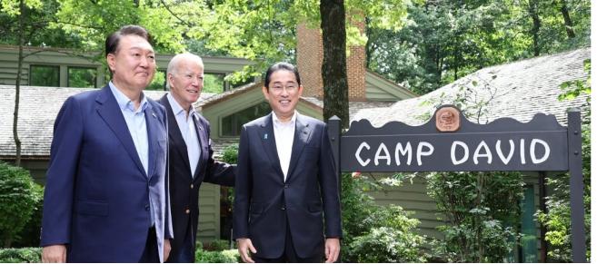 当地时间18日上午，美国总统拜登在戴维营迎接日本首相岸田文雄、韩国总统尹锡悦到访 图源：韩媒