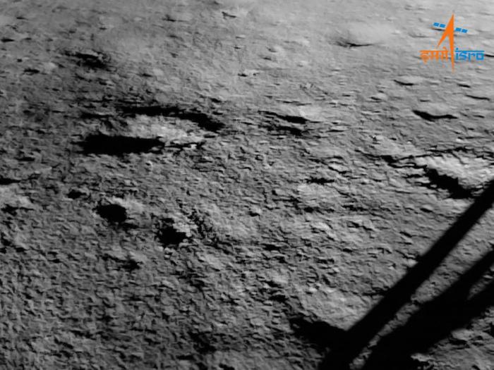 “维克拉姆”着陆器拍摄的着陆点图像 图自ISRO推特