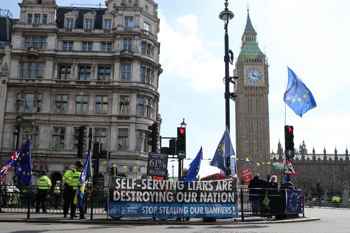 当地时间2023年5月3日，英国伦敦，反脱欧人士在大本钟前手举横幅举行抗议活动。图/视觉中国