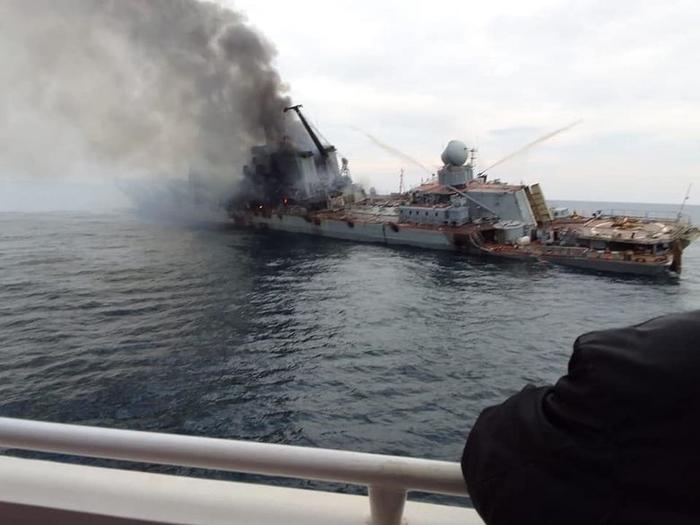 资料图：俄罗斯黑海舰队旗舰“莫斯科”号导弹巡洋舰2022年4月起火沉没，造成1名军人死亡，另有27名船员失踪。