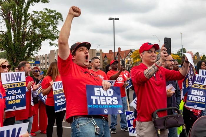 当地时间2023年9月29日，美国密歇根州底特律，美国汽车工人联合会工人举行罢工。图/IC Photo