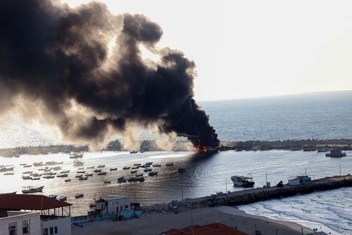 ▲10月10日，加沙城港口遭以色列袭击后升起浓烟。图/新华社