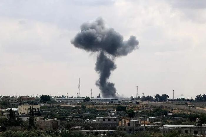 10日，巴勒斯坦拉法省，以色列空袭期间，加沙与埃及的拉法过境点冒出滚滚浓烟。图源：视觉中国