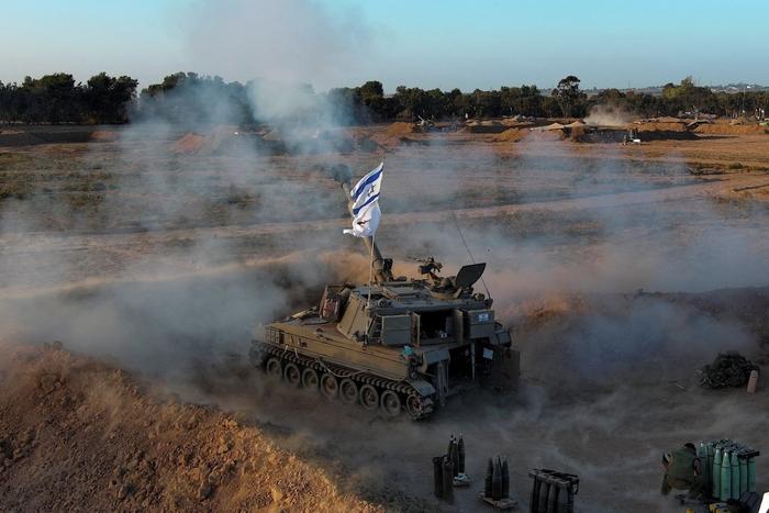 当地时间2023年11月6日，巴以冲突持续，以色列军队正在向加沙地带开火。