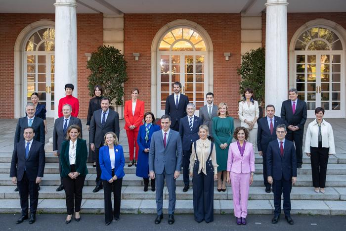▲11月22日，在西班牙马德里，西班牙新一届内阁成员在西班牙首相府亮相。图/新华社