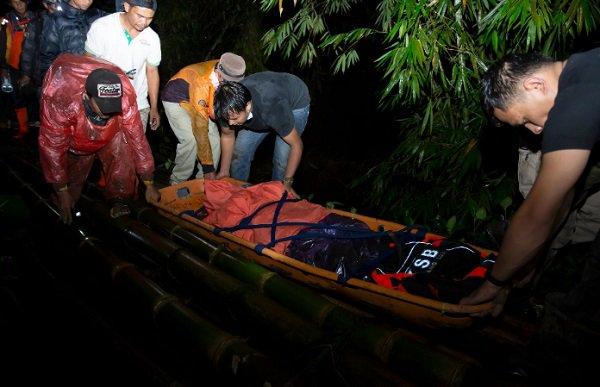 12月4日，搜救人员在印度尼西亚西苏门答腊省转移伤者。图源：新华社