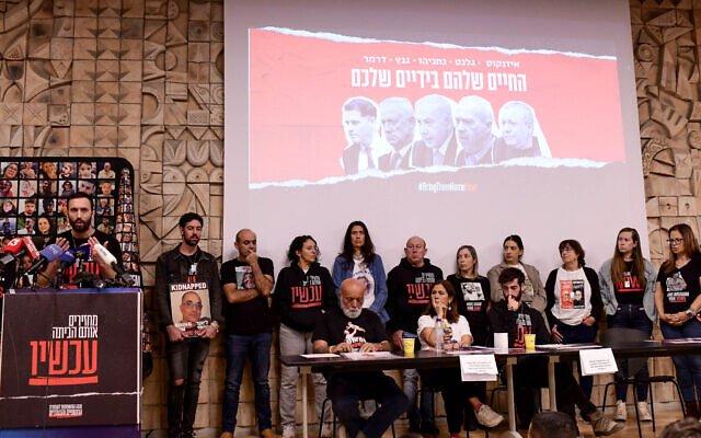 12月4日，被扣押人质家属要求以色列政府尽快解救人质。图自以色列媒体