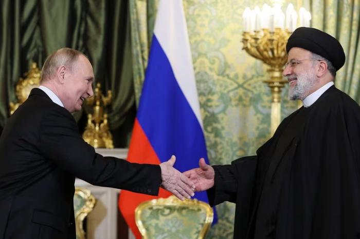  2023年12月7日，俄罗斯总统普京在莫斯科与伊朗总统莱希会晤时握手 图自外媒