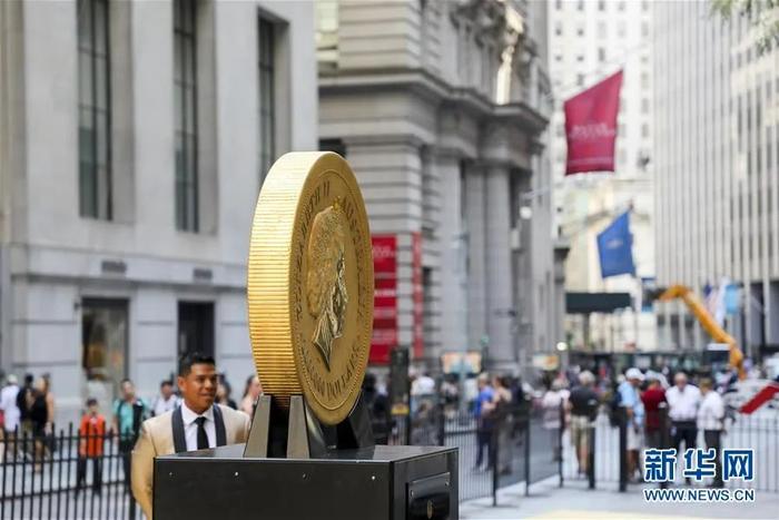  ▲资料图：超大金币在美国纽约证券交易所前展示。图/新华社