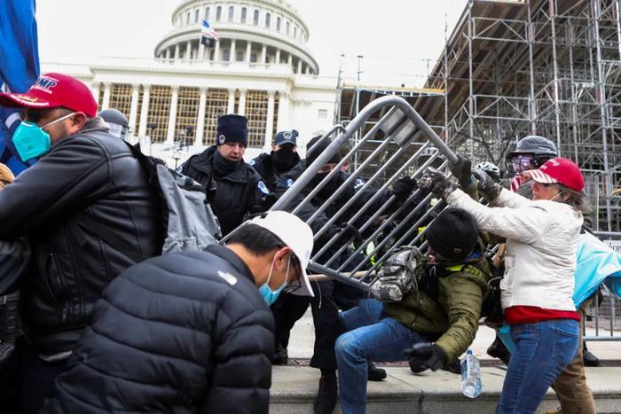 当地时间2021年1月6日，美国华盛顿，示威者进入美国国会区域，并攻破了国会大厦。图/IC photo