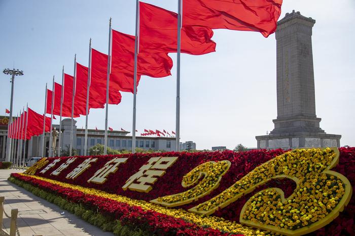2022年10月16日，北京，中国共产党第二十次全国代表大会开幕，人民大会堂外红旗飘扬。