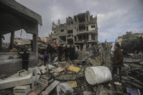 以军空袭迈加齐难民营后，巴勒斯坦人检查被毁建筑（资料图）