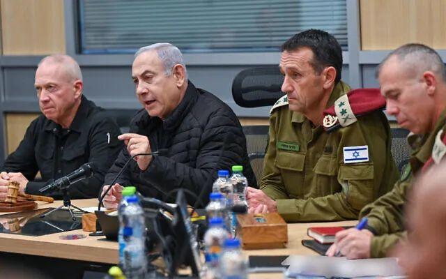 以色列防长加兰特（左）、内塔尼亚胡和以军总参谋长哈莱维参加去年10月的一场会议。（《以色列时报》）