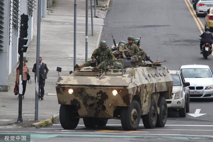 1月9日，厄瓜多尔安全部队的装甲车在首都基多街头巡逻 图源：视觉中国