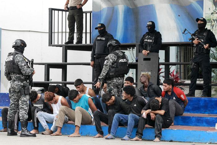 1月10日，厄瓜多尔安全部队拘捕参与袭击电视台的嫌犯 图源：澎湃影像