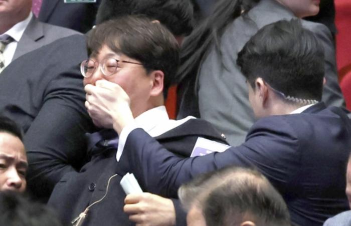 韩在野党议员与尹锡悦握手时喊话，被迅速捂嘴抬走