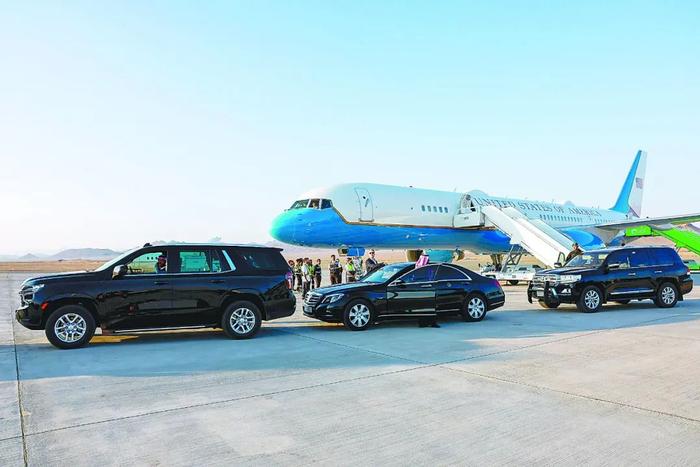 1月8日，美国国务卿布林肯访问沙特西北部的阿尔乌拉，图为其专机停靠在当地机场。图源：视觉中国
