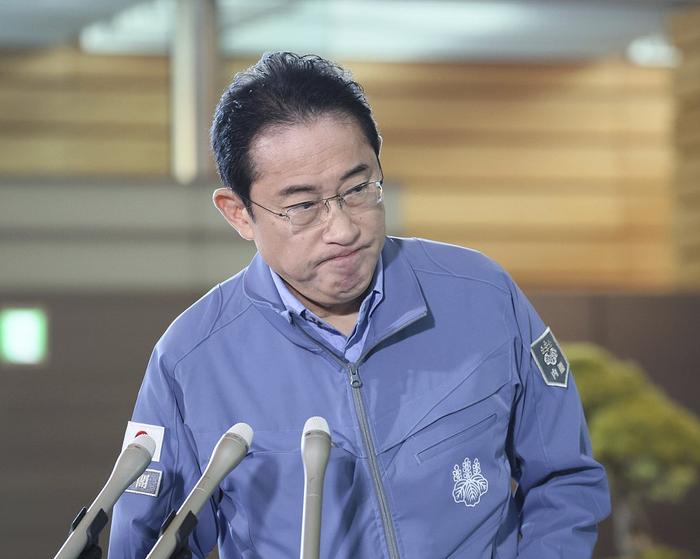 1月19日，岸田文雄身穿救灾服在首相办公室向媒体发表讲话，表示考虑解散“岸田派”。图片来源：视觉中国
