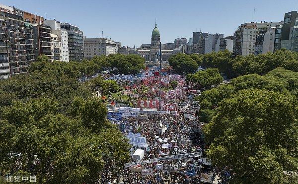 当地时间2024年1月24日，阿根廷布宜诺斯艾利斯，人们在反对阿根廷总统米莱提出的经济和劳工改革的全国罢工中聚集在国会外。（图源：视觉中国）