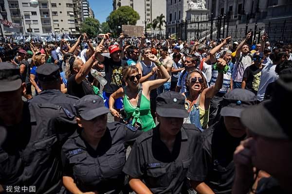 当地时间2024年1月24日，阿根廷布宜诺斯艾利斯，在反对米莱政府的全国性罢工中，人们在阿根廷国会外参加示威游行。（图源：视觉中国）
