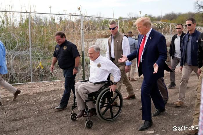 当地时间2月29日，美国前总统特朗普（右）与得州州长阿博特（中）在美墨边境附近行走。图自美媒