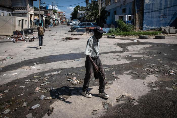 当地时间2024年3月4日，海地政府宣布首都太子港进入紧急状态，民众在监狱外行走。图/IC photo