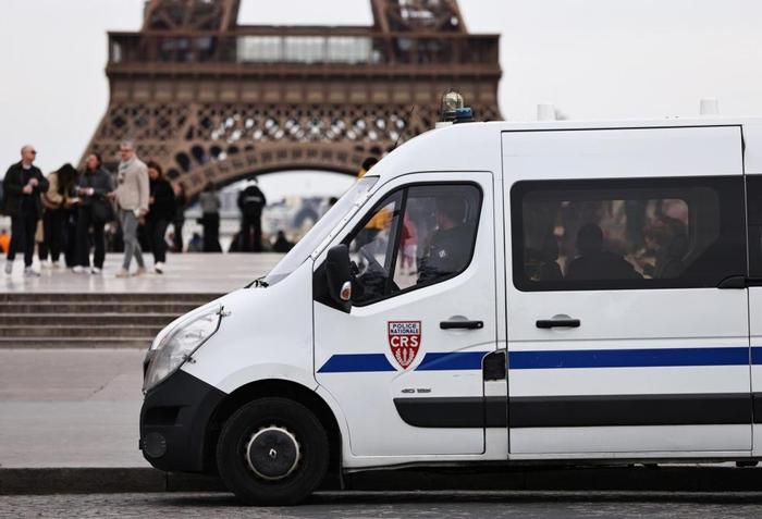 3月25日，法国警察在巴黎特罗卡德罗广场巡逻警戒。新华社记者高静摄