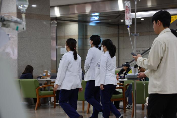 ▲当地时间2024年3月11日，韩国仁川，一家大学医院中的医务人员。图/IC photo