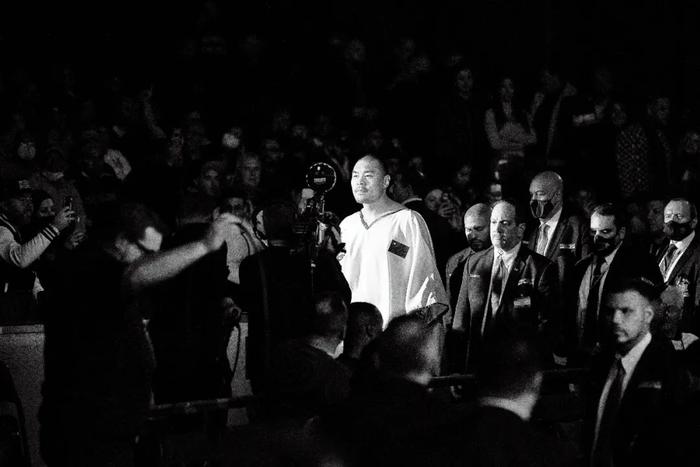 2021年11月27日，张志磊出战一场重量级拳击比赛。这是他首次在被誉为美国职业拳击殿堂的纽约麦迪逊广场花园亮相。摄影/本刊记者 廖攀