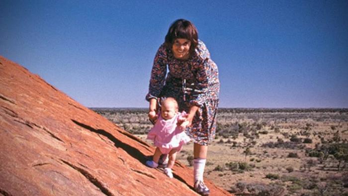 ·1980年8月17日，林迪和艾沙利亚在艾尔斯岩游玩时的合影。
