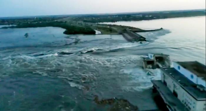 （视频截图）6月6日，乌克兰赫尔松州被炸毁的卡霍夫卡水电站大坝。图/路透